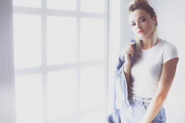 Çalışma odasında duran güzel bir kadın. Güzel kadın..