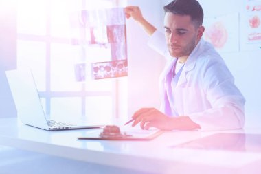 Yakışıklı doktor genç bayan hastayla konuşuyor ve... 