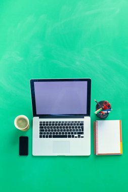 Bilgisayarlı ofis masası, akıllı telefon, fotoğraf makinesi.