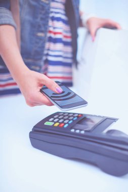 Müşteri ile smartphone Nfc teknolojisi kullanılarak dükkanda ödüyor. NFC teknolojisi. Müşteri ödeme