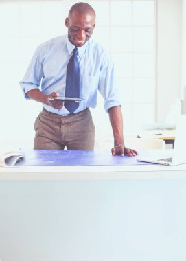 Ofiste duran yakışıklı bir zenci işadamının portresi.