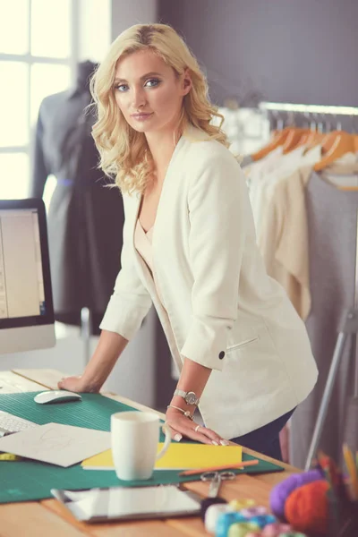 Donna stilista che lavora sui suoi disegni in studio. — Foto Stock