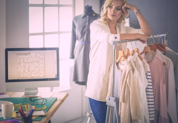 Mode designer kvinna som arbetar med hennes design i studion. — Stockfoto