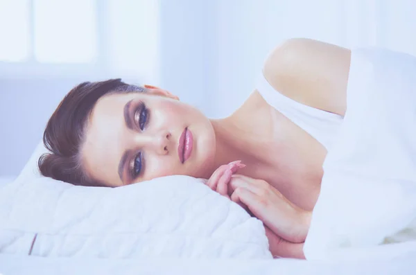 침대에 누워 있는 아름다운 소녀. — 스톡 사진
