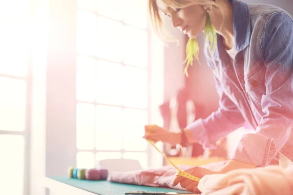 Fashion designer vrouw werkt aan haar ontwerpen in de studio — Stockfoto