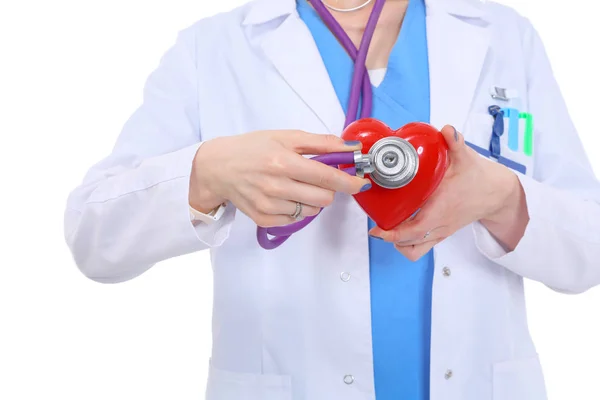 Молода жінка-лікар тримає червоне серце, ізольоване на білому тлі. Жінка лікар — стокове фото
