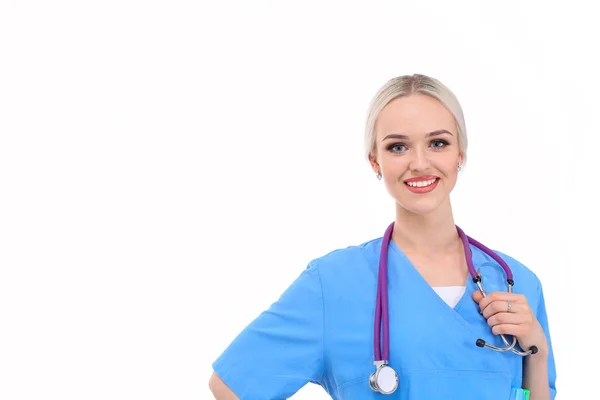 Retrato de médico fêmea em pé contra isolado em fundo branco. Mulher médica. — Fotografia de Stock