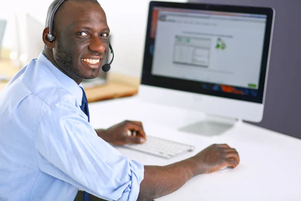 Homme d'affaires afro-américain sur casque de travail sur son ordinateur portable — Photo