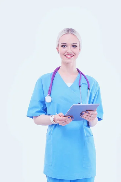 Médica usando um comprimido digital e de pé sobre fundo branco. Mulheres médicas. — Fotografia de Stock