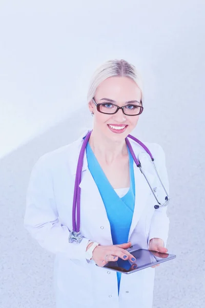 Médico femenino usando una tableta digital y de pie sobre fondo blanco. Mujeres doctores. —  Fotos de Stock