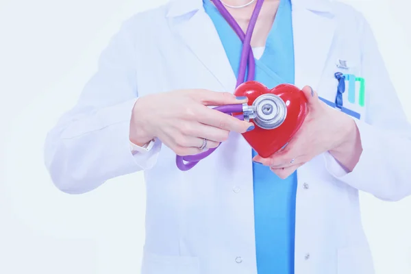 Tânăra femeie doctor care ține o inimă roșie, izolată pe fundal alb. Femeie doctor — Fotografie, imagine de stoc