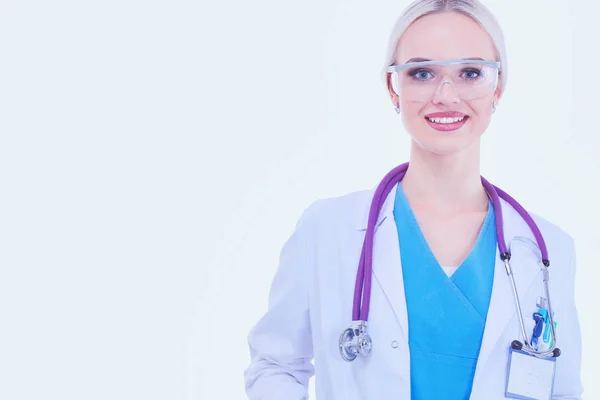 Porträtt av kvinnlig läkare står mot isolerad på vit bakgrund. Kvinnlig läkare. — Stockfoto