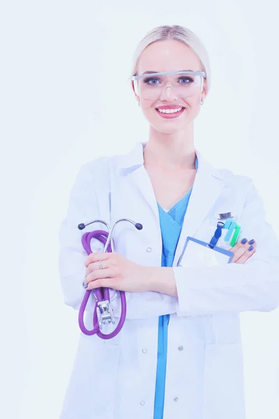 Retrato de médico fêmea em pé contra isolado em fundo branco. Mulher médica. — Fotografia de Stock