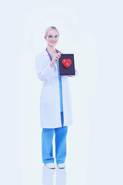 若い女性の医師は、白い背景に隔離された赤い心を保持する。女医 — ストック写真