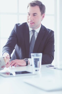 Ofisteki masasında oturan genç adamın portresi..