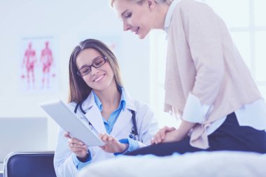 Doktor ve hasta masada otururken bir şey tartışıyorlar. İlaç ve sağlık hizmetleri kavramı