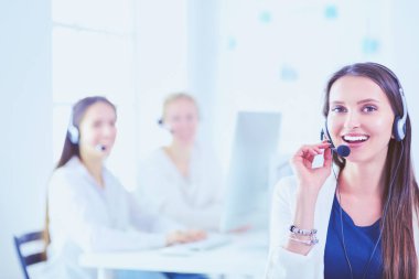 Ofiste dizüstü bilgisayarda çalışan çekici kadın. İş 