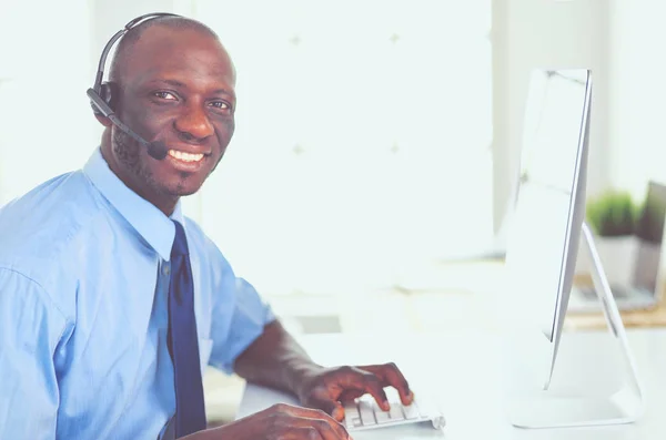 Homme d'affaires afro-américain sur casque de travail sur son ordinateur portable — Photo