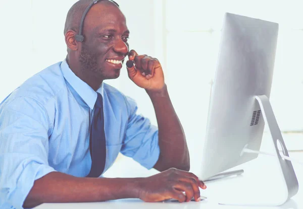 Αφροαμερικάνος επιχειρηματίας σε ακουστικά που εργάζονται στο φορητό υπολογιστή του — Φωτογραφία Αρχείου