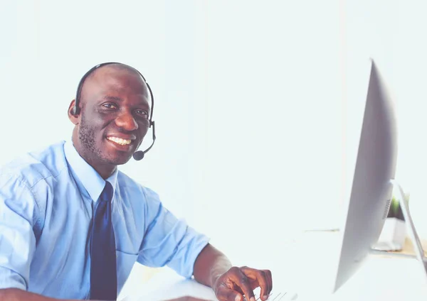 Homme d'affaires afro-américain sur casque de travail sur son ordinateur portable — Photo