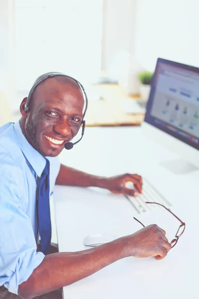 Homme d'affaires afro-américain sur casque de travail sur son ordinateur portable — Photo