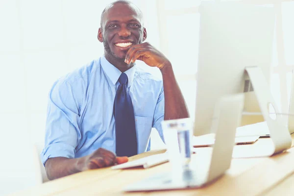 Homme d'affaires afro-américain sur casque de travail sur son ordinateur portable — Photo