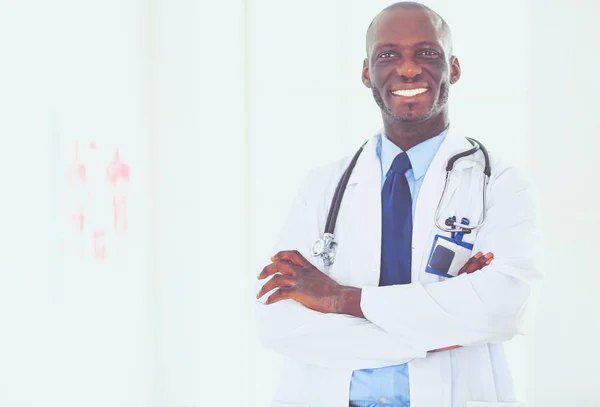 Feliz retrato médico afro hombre con los brazos cruzados — Foto de Stock