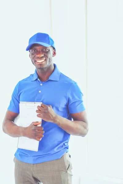 Retrato de un apuesto entregador feliz con carpeta —  Fotos de Stock