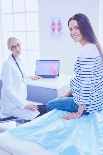 Hermosa mujer embarazada sonriente con el médico en el hospital —  Fotos de Stock