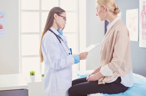 Dokter en patiënt bespreken iets tijdens het zitten op de tab — Stockfoto