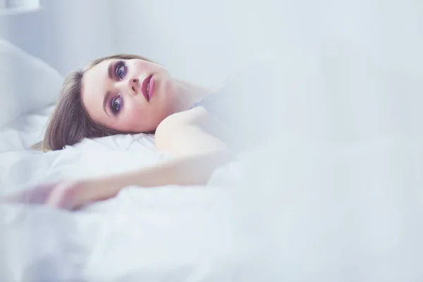 Сексуальная модная женщина на кровати — стоковое фото