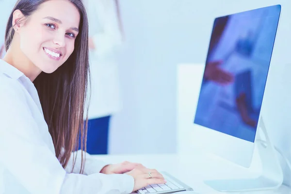 Attraktive Geschäftsfrau, die im Büro am Laptop arbeitet. Unternehmen — Stockfoto