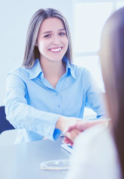 Two female colleagues in office sitting on the desk — Stock Photo, Image