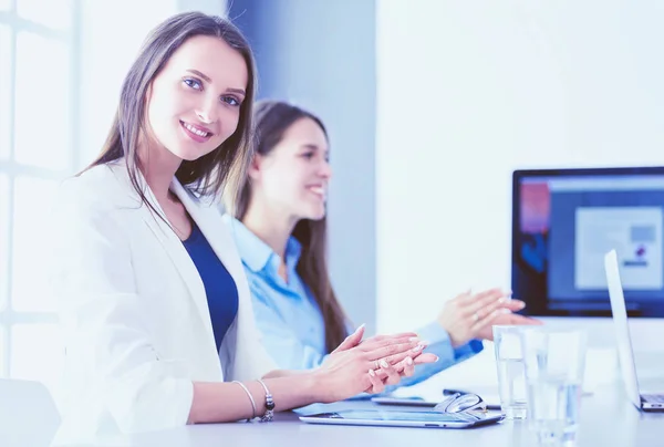 Foto von Partnern, die nach einem Business-Seminar in die Hände klatschen. Bekenntnis — Stockfoto