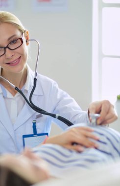 Doktor ve hasta masada otururken bir şey tartışıyorlar. İlaç ve sağlık hizmetleri kavramı