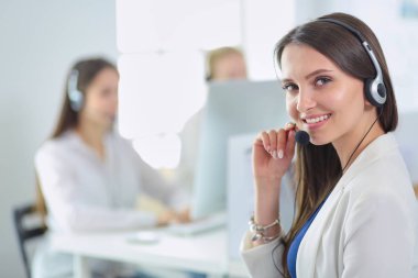 Ofiste dizüstü bilgisayarda çalışan çekici kadın. İş adamları