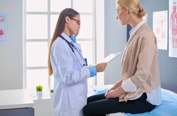 Doctor and patient discussing something while sitting at the tab — Stock Photo, Image