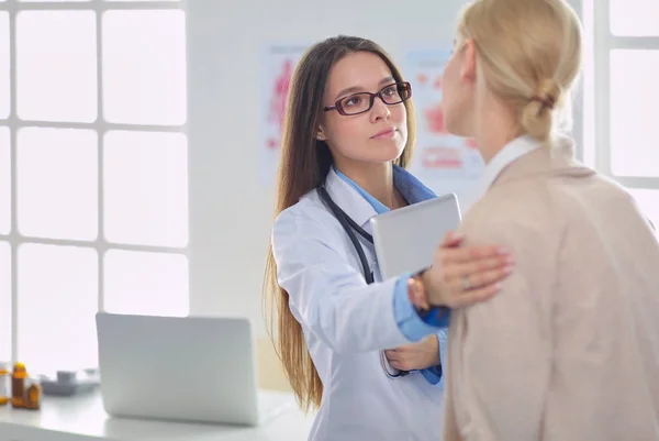 Doctor and patient discussing something while sitting at the table . Medicine and health care concept — Stock Photo, Image