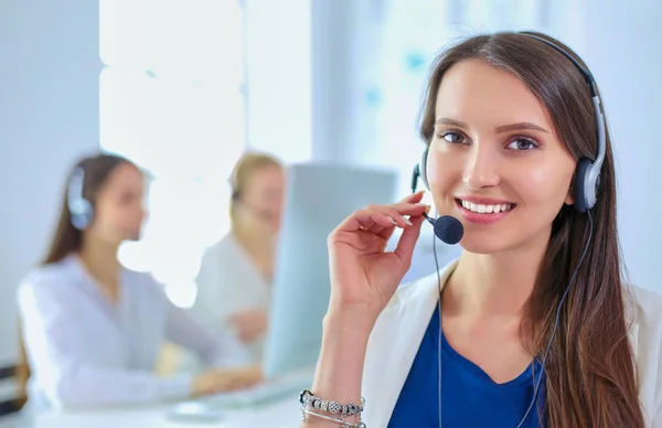 Attraktive Geschäftsfrau, die im Büro am Laptop arbeitet. Unternehmen — Stockfoto