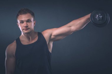 yakışıklı kaslı adam dumbell ile çalışma dışarı