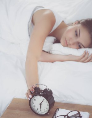 Kadın doktor hastanede dosyayla bekliyor.