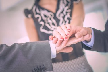 El ele tutuşan iş ekibi - takım çalışması kavramları