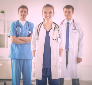 Kadın doktor hastanede dosyayla bekliyor.