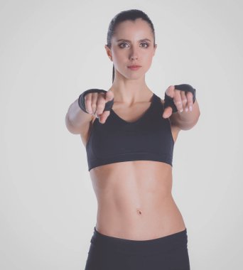 İşaret eden bir genç mutlu spor kadın portresi