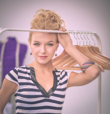 Askıları olan güzel bir stilist.
