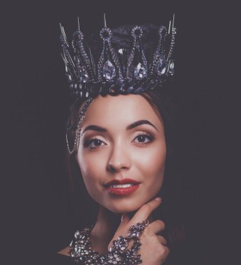 Taçlı güzel kız.