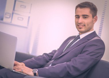 Onun ofisinde oturan genç işadamı 