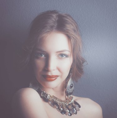 Siyah elbiseli, akşam makyajlı güzel bir kadın.