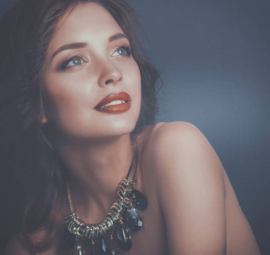 Siyah elbiseli, akşam makyajlı güzel bir kadın.