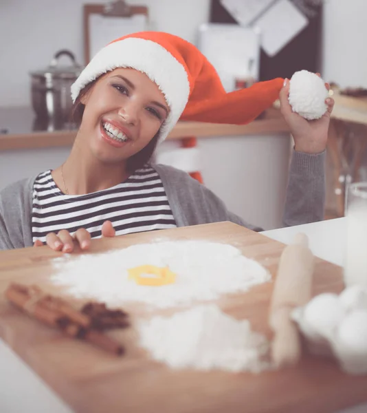 Kvinna gör julkakor i köket — Stockfoto